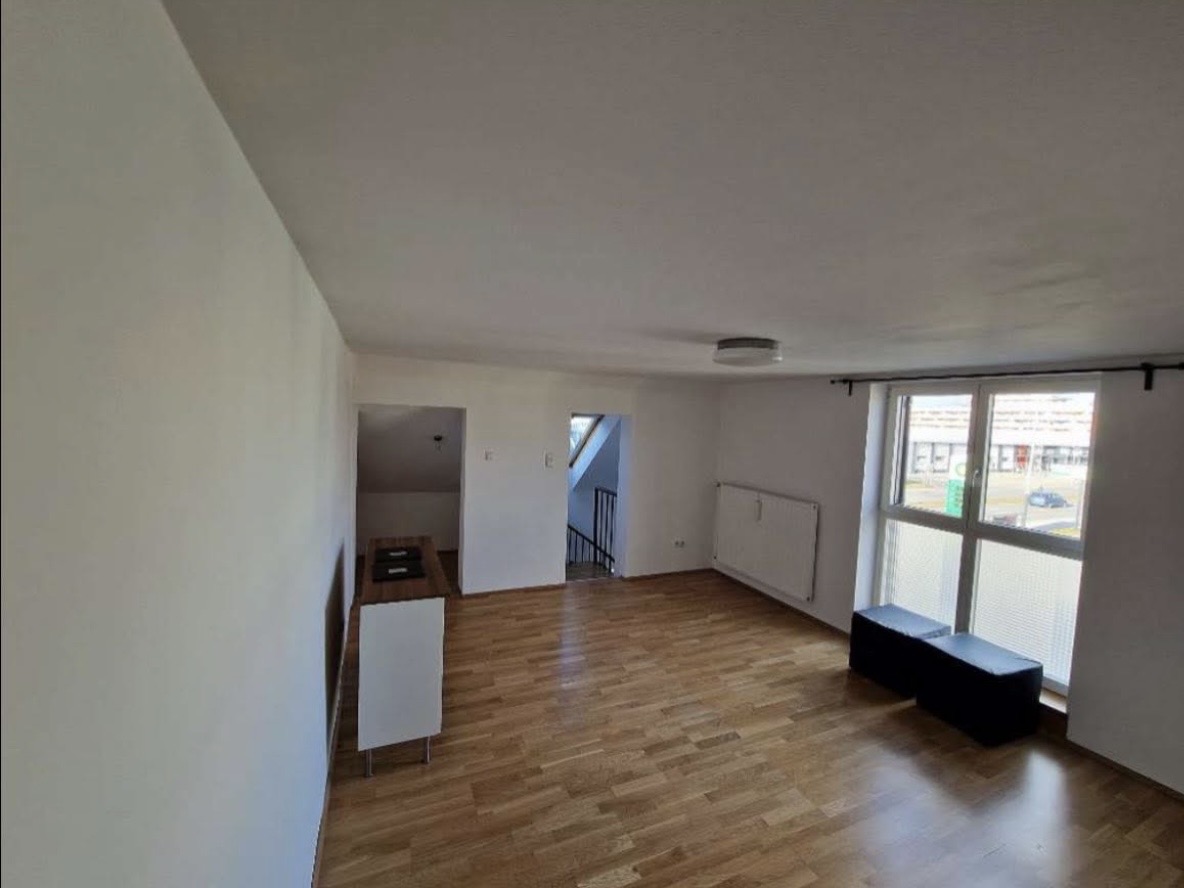 Wohnzimmer einer 3-Zimmer-Wohnung in Karlsruhe-Durlach vor der professionellen Immobilienvorbereitung