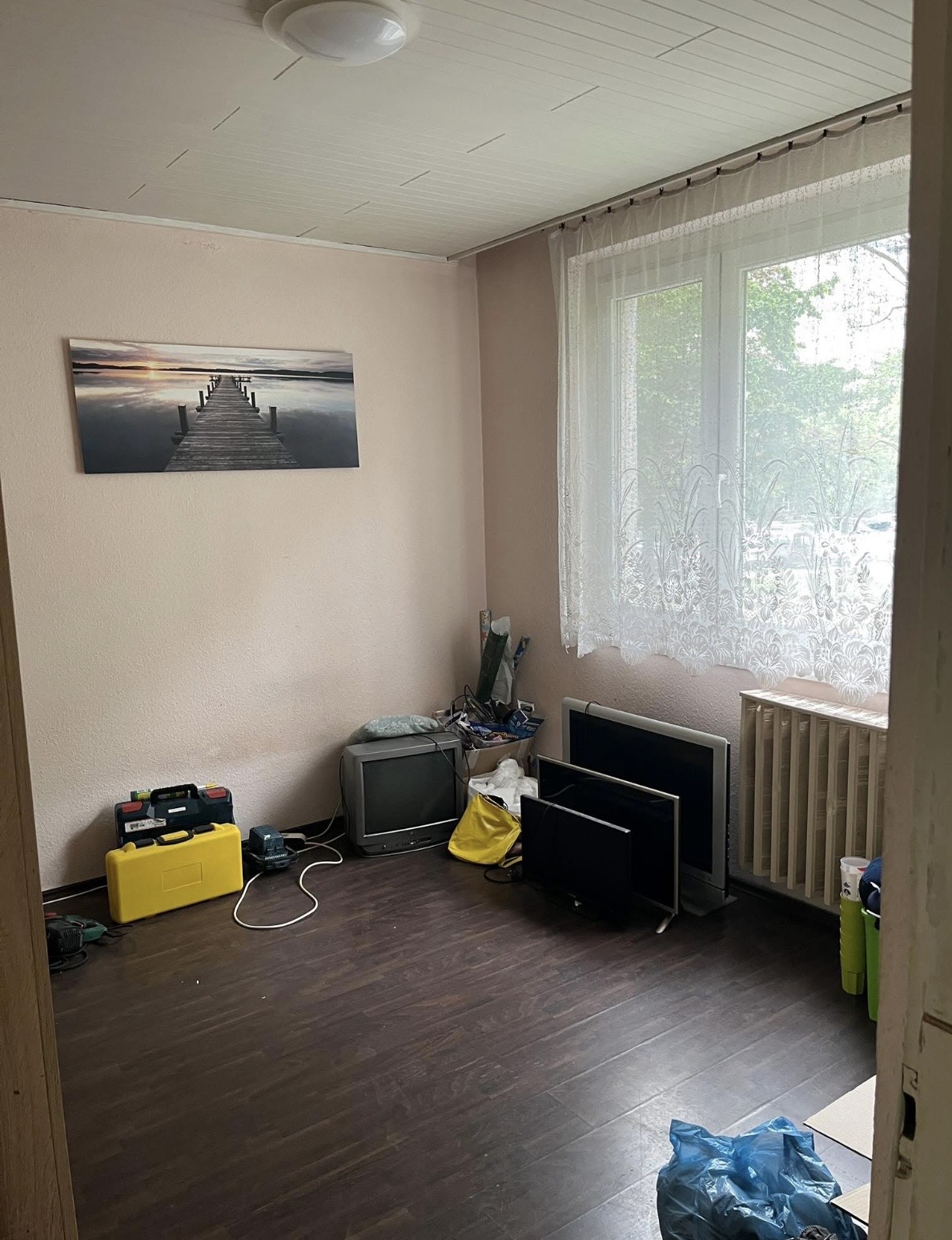 Wohnzimmer vor professioneller Immobilienvorbereitung in Pforzheim